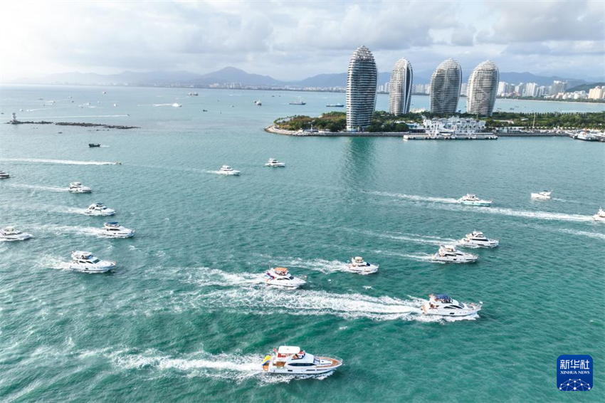 Interesse por passeios de iate no mar está em alta em Sanya, sul da China