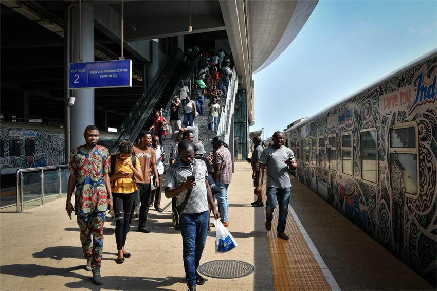 Nigéria: ferrovia Lagos–Ibadan, construída por empresas chinesas, avan?a a moderniza??o local