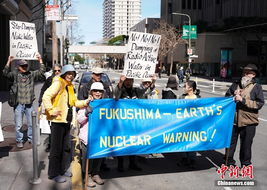 EUA: manifestantes protestam em S?o Francisco contra a descarga de água contaminada por material nuclear de Fukushima