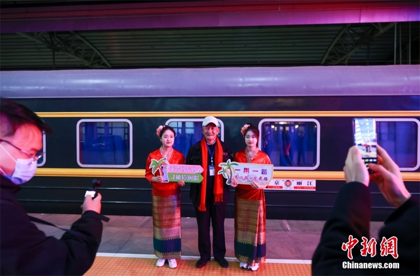 Primeiro trem turístico transfronteiri?o de Beijing para Laos é lan?ado em 2024