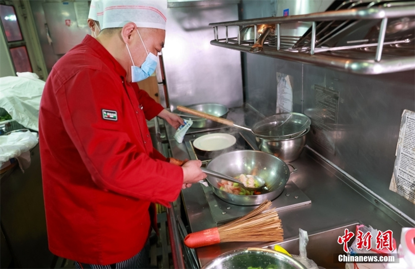 Primeiro trem turístico transfronteiri?o de Beijing para Laos é lan?ado em 2024