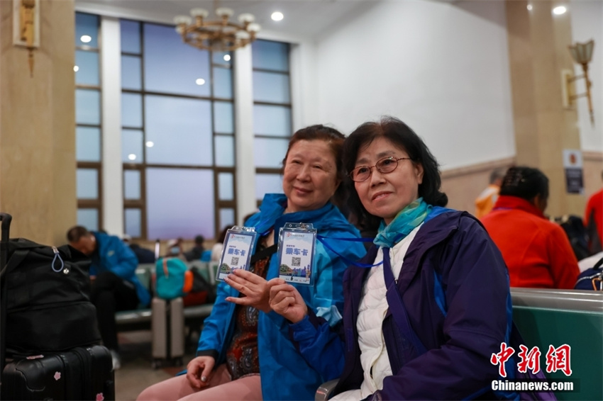 Primeiro trem turístico transfronteiri?o de Beijing para Laos é lan?ado em 2024