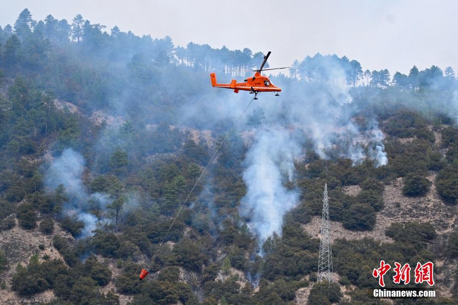 Esfor?os aéreos s?o realizados para extinguir incêndio florestal em Yajiang, sudoete da China