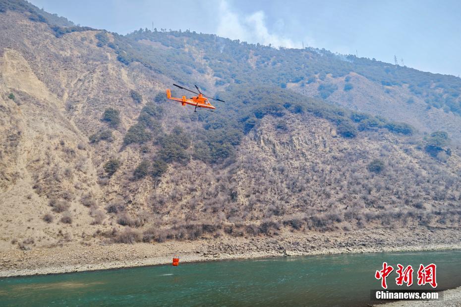 Esfor?os aéreos s?o realizados para extinguir incêndio florestal em Yajiang, sudoete da China