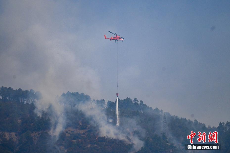 Esfor?os aéreos s?o realizados para extinguir incêndio florestal em Yajiang, sudoete da China