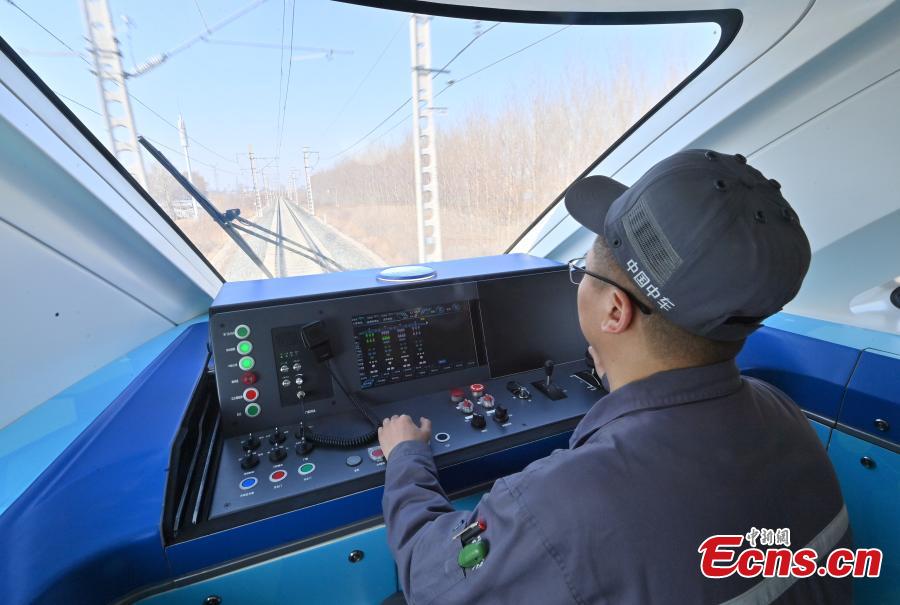 Primeiro trem urbano movido a hidrogênio da China conclui teste