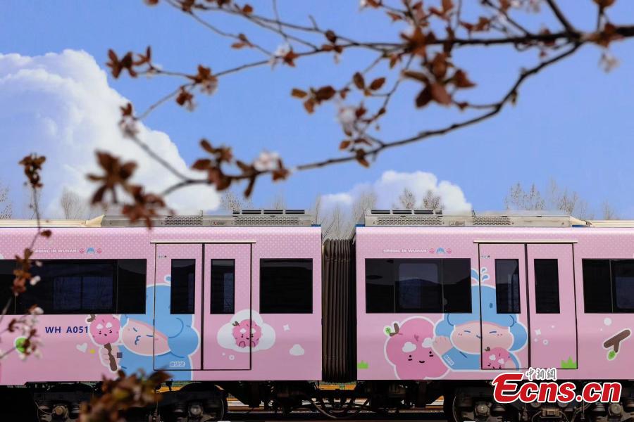 Trens de metr? cor-de-rosa celebram a primavera no centro da China