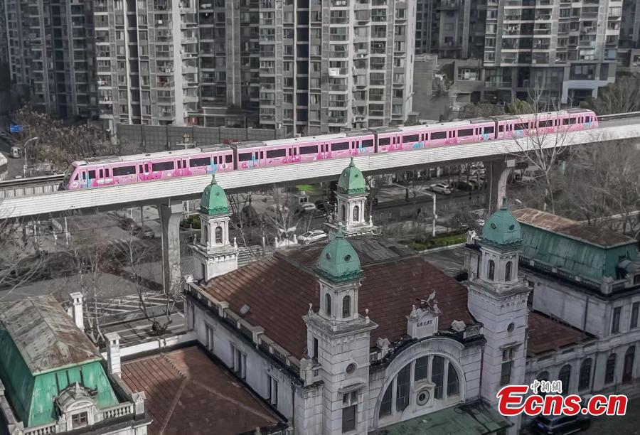 Trens de metr? cor-de-rosa celebram a primavera no centro da China