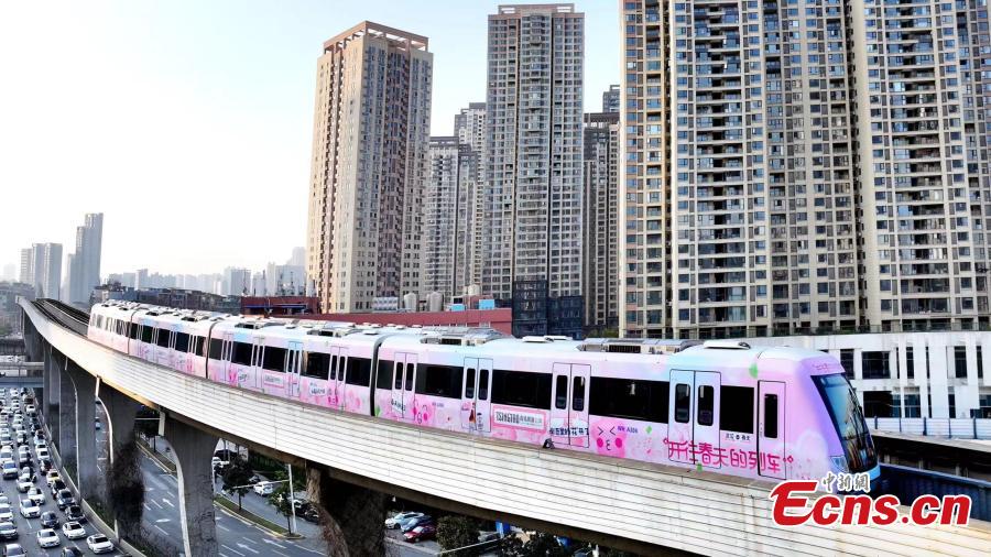 Trens de metr? cor-de-rosa celebram a primavera no centro da China