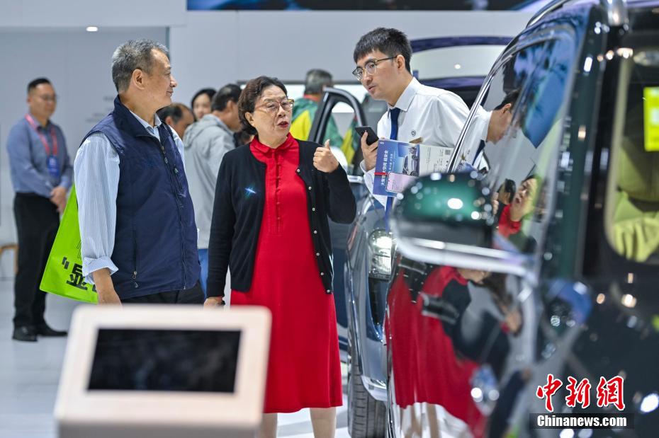 Exposi??o Internacional de Automóveis de Hainan 2024 é inaugurada.