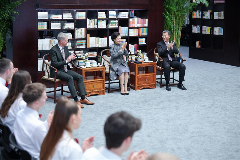 Peng Liyuan se reúne com estudantes e professores alem?es em Beijing