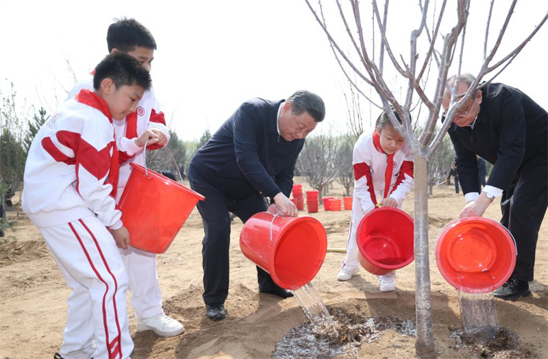 Xi Jinping planta árvores em Beijing e pede esfor?os de arboriza??o em todo o país para uma Bela China