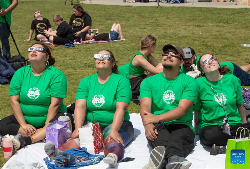 Popula??es assistem a eclipse solar em toda a América do Norte