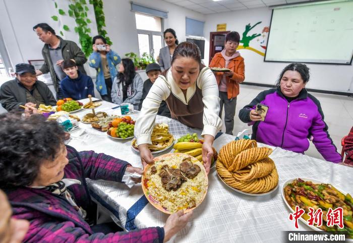 Residentes de várias etnias em Urumqi comemoram Festival de Noruz