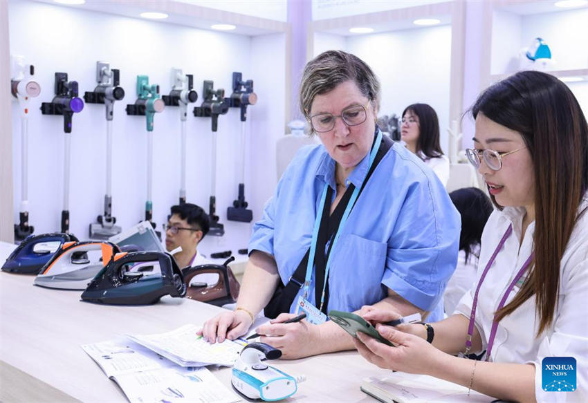 Feira de Cant?o é inaugurada na China com aumento de compradores estrangeiros