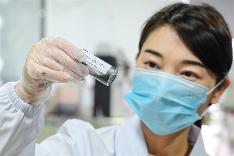 Diamante artificial de 3 quilates com extrato de pe?nias exposto em Luoyang