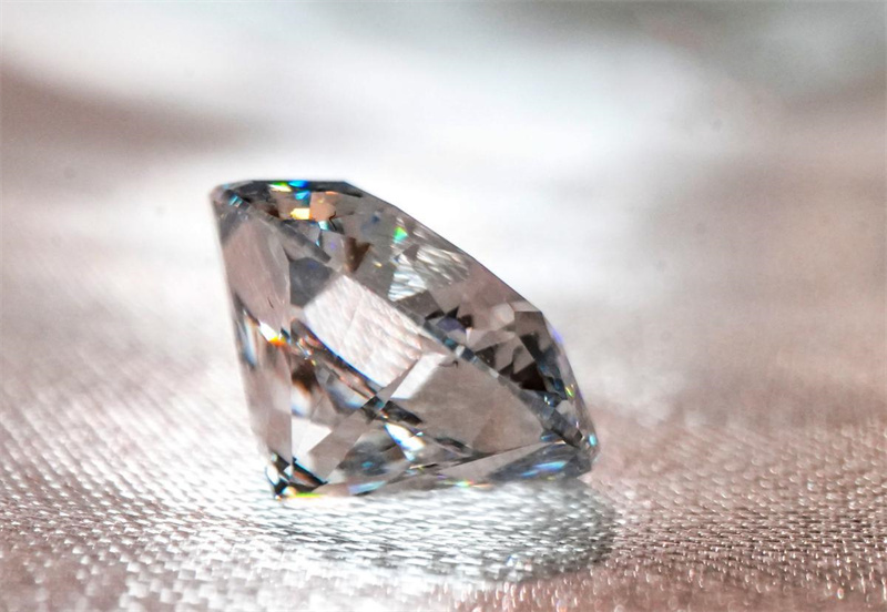 Diamante artificial de 3 quilates com extrato de pe?nias exposto em Luoyang