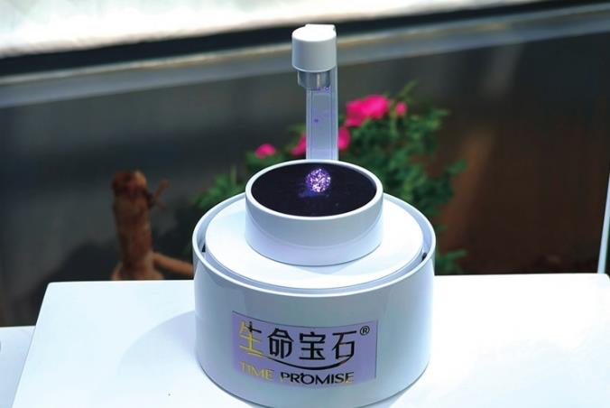 Diamante artificial de 3 quilates com extrato de pe?nias exposto em Luoyang