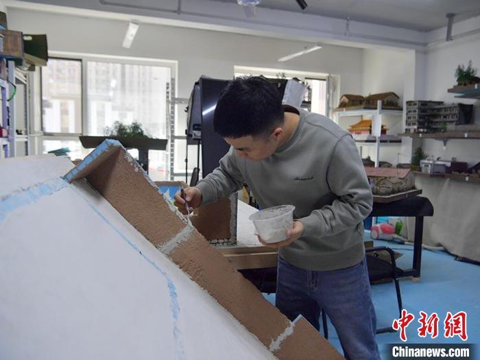 Carpinteiro de Changchun reconstrói casa antiga em miniatura para preservar memórias