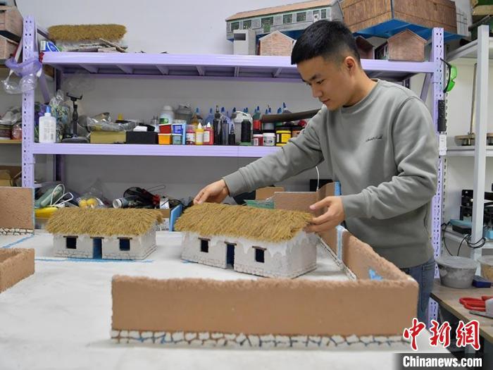 Carpinteiro de Changchun reconstrói casa antiga em miniatura para preservar memórias