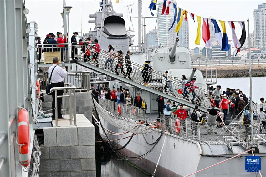 Dia da Marinha chinesa impulsiona turismo do museu naval em Qingdao
