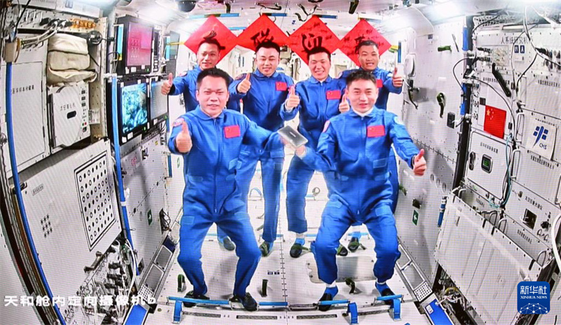 Astronautas da Shenzhou-18 entram na esta??o espacial