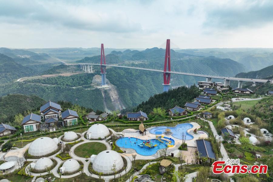Primeira ponte estaiada do mundo construída em geologia acidentada no sudoeste da China