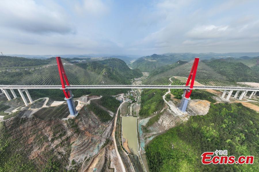 Primeira ponte estaiada do mundo construída em geologia acidentada no sudoeste da China