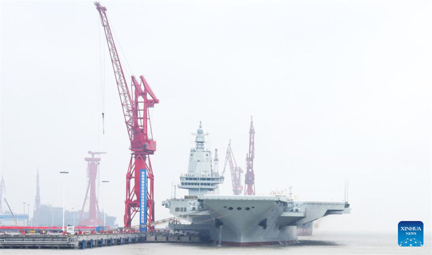 Porta-avi?es chinês Fujian parte para primeiros testes no mar