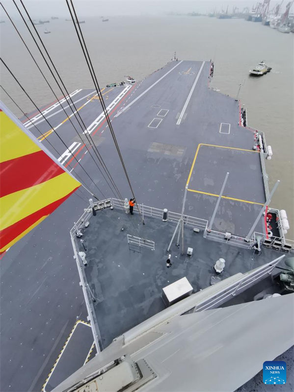 Porta-avi?es chinês Fujian parte para primeiros testes no mar