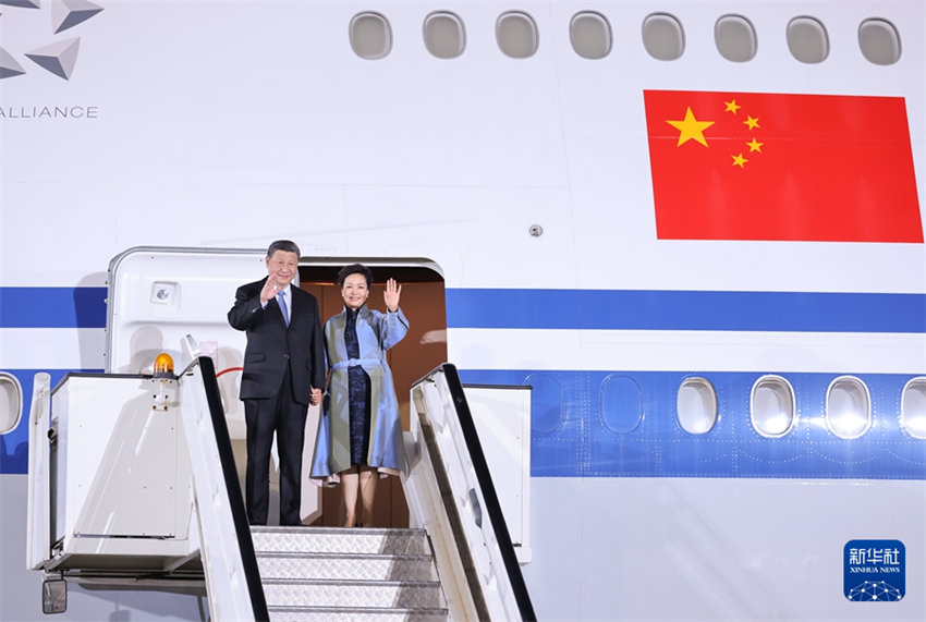 Xi Jinping chega a Belgrado para visita de Estado à Sérvia
