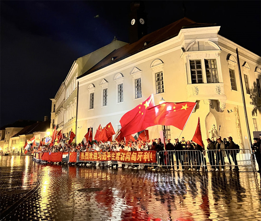 Xi Jinping chega a Budapeste para visita de Estado à Hungria