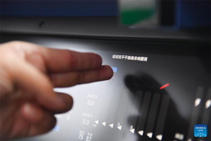 Locomotiva elétrica inteligente de transporte de mercadorias deixa linha de produ??o no sul da China