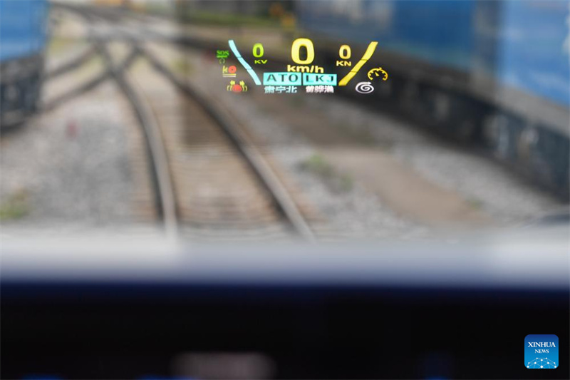 Locomotiva elétrica inteligente de transporte de mercadorias deixa linha de produ??o no sul da China