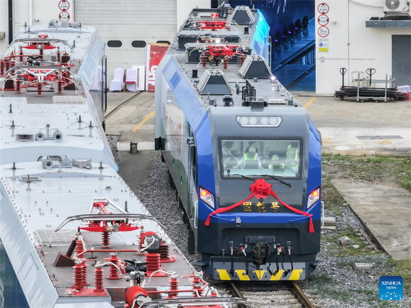 Locomotiva elétrica inteligente de transporte de mercadorias deixa linha de produ??o no sul da China