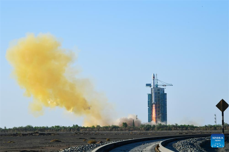China lan?a foguete Longa Marcha 4C para enviar novo satélite