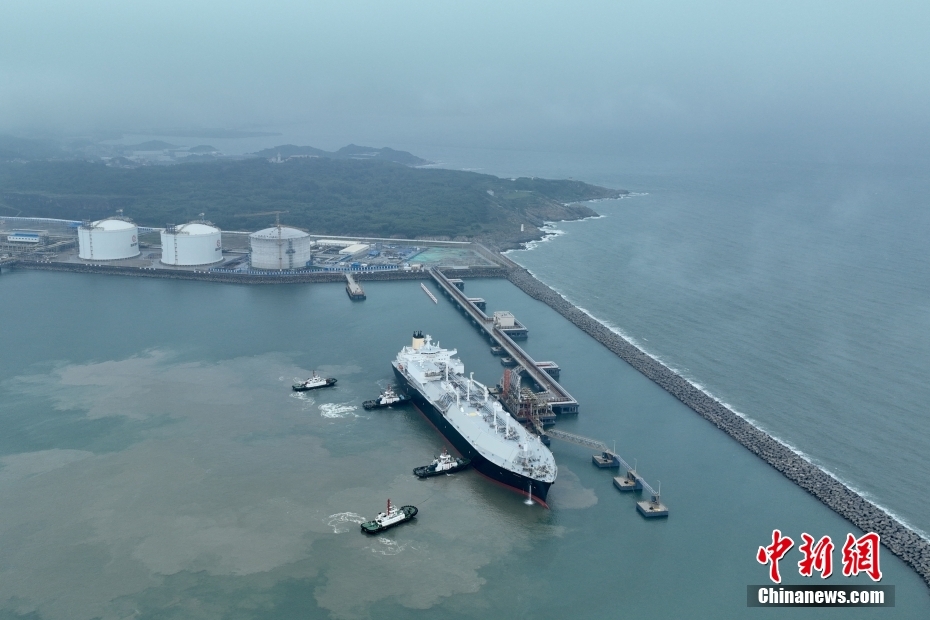 Primeiro navio atraca no terminal de GNL de Zhangzhou, leste da China
