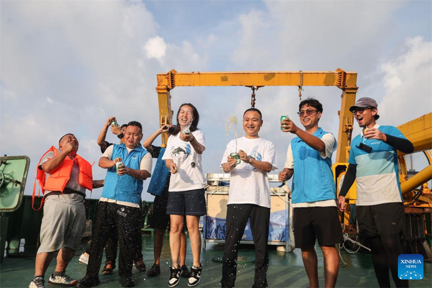 Baleia resgatada é libertada no sul da China