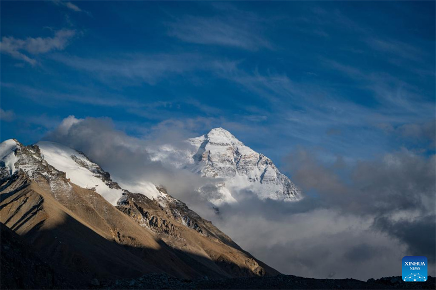 Local panoramico do Monte Qomolangma entra na alta temporada de turismo
