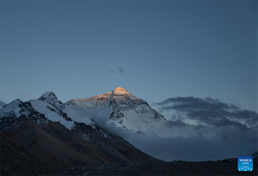 Local panoramico do Monte Qomolangma entra na alta temporada de turismo