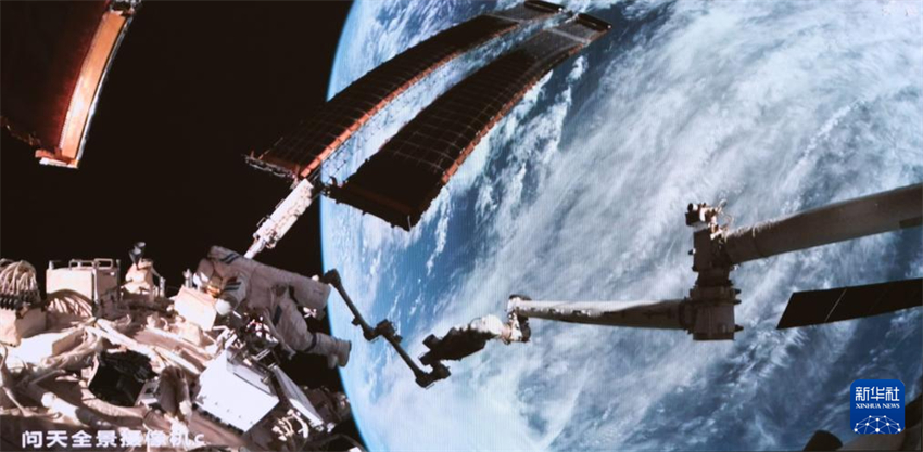 Tripula??o da Shenzhou-18 completa primeira caminhada espacial