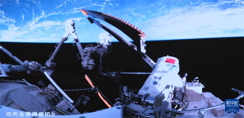 Tripula??o da Shenzhou-18 completa primeira caminhada espacial