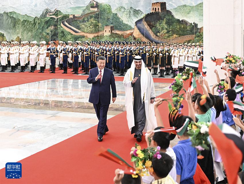 Xi Jinping realiza conversa??es com presidente dos Emirados árabes Unidos