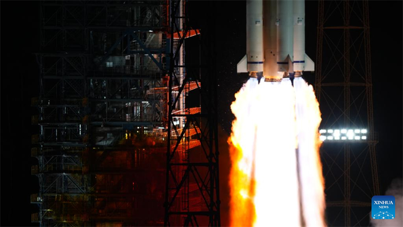 China lan?a satélite de comunica??o para o Paquist?o