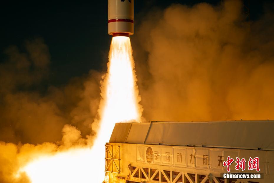 Foguete chinês lan?a 5 satélites ao espa?o