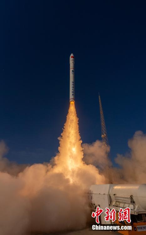 Foguete chinês lan?a 5 satélites ao espa?o