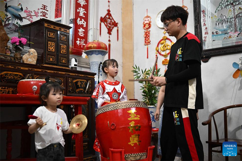 Menina de 5 anos pratica dan?a Yingge em Guangdong