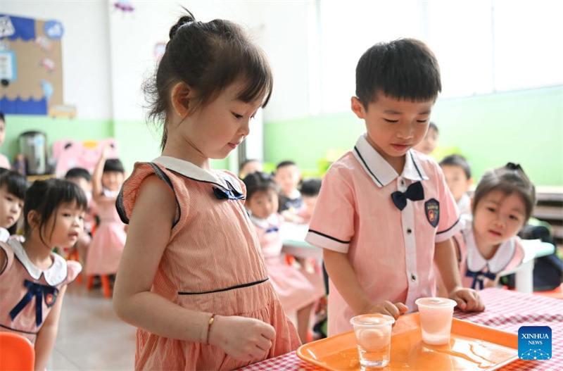 Menina de 5 anos pratica dan?a Yingge em Guangdong