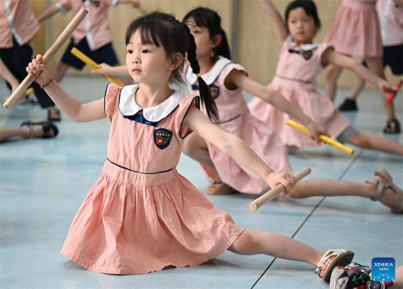 Menina de 5 anos pratica dan?a Yingge em Guangdong
