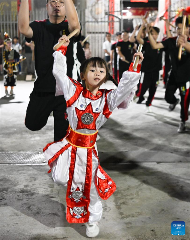 Menina de 5 anos pratica dan?a Yingge em Guangdong